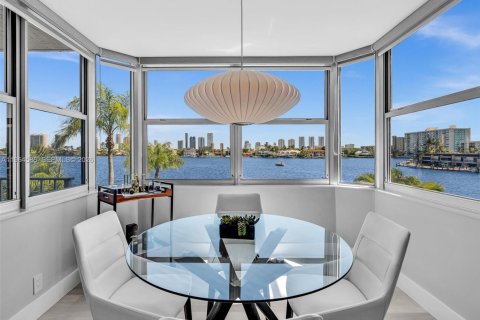 Condo in North Miami Beach, Florida, 2 bedrooms № 2026032 - photo 9