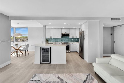 Condo in North Miami Beach, Florida, 2 bedrooms № 2026032 - photo 7