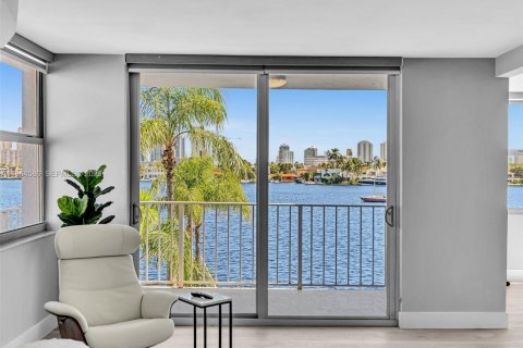 Condo in North Miami Beach, Florida, 2 bedrooms № 2026032