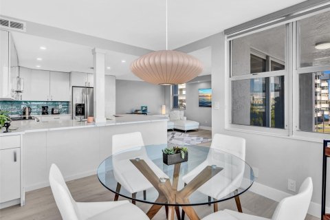 Condo in North Miami Beach, Florida, 2 bedrooms № 2026032 - photo 12