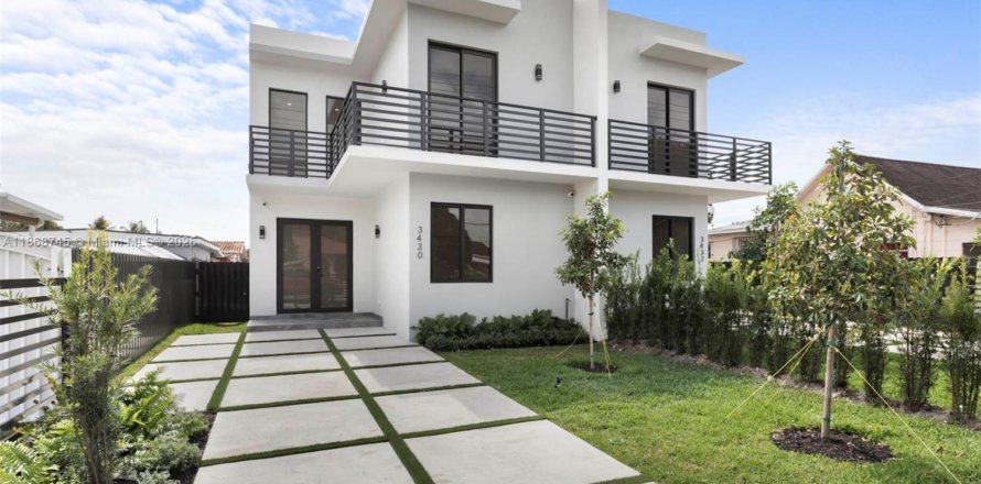 Townhouse in Miami, Florida 4 bedrooms, 223.43 sq.m. № 1898379