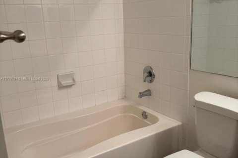 Condo in Miramar, Florida, 3 bedrooms  № 1862068 - photo 24