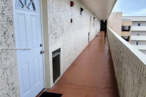 Condo in Pembroke Pines, Florida, 1 bedroom  № 1710358 - photo 6