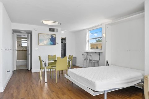Condo in Miami Beach, Florida, 1 bedroom  № 2000562 - photo 6