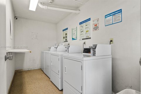 Condo in Miami Beach, Florida, 1 bedroom  № 2000562 - photo 19