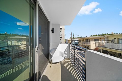 Condo in Miami Beach, Florida, 1 bedroom  № 2000562 - photo 17