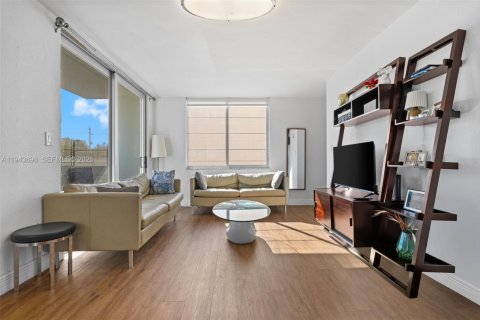 Condo in Miami Beach, Florida, 1 bedroom  № 2000562 - photo 3