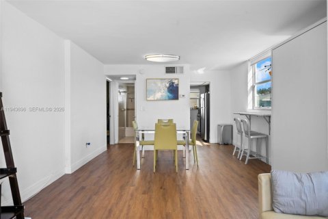 Condo in Miami Beach, Florida, 1 bedroom  № 2000562 - photo 4