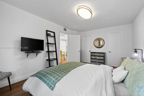 Condo in Miami Beach, Florida, 1 bedroom  № 2000562 - photo 13