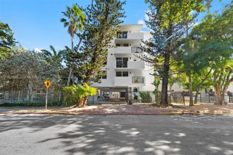 Condo in Miami Beach, Florida, 1 bedroom  № 2000562 - photo 22