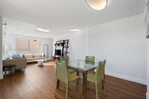 Condo in Miami Beach, Florida, 1 bedroom  № 2000562 - photo 8