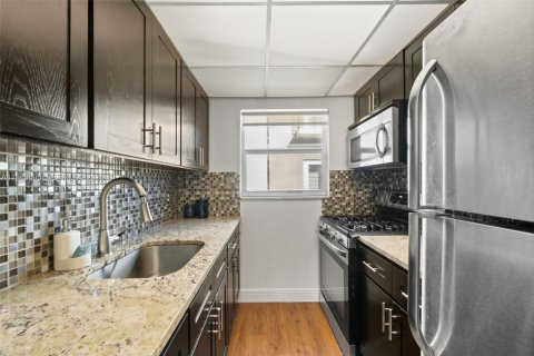 Condo in Miami Beach, Florida, 1 bedroom  № 2000562 - photo 9