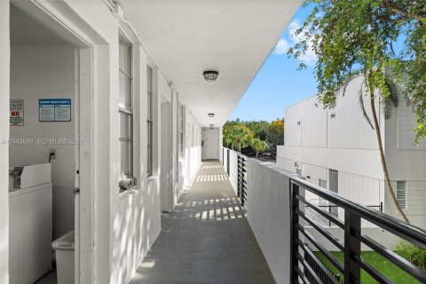 Condo in Miami Beach, Florida, 1 bedroom  № 2000562 - photo 20