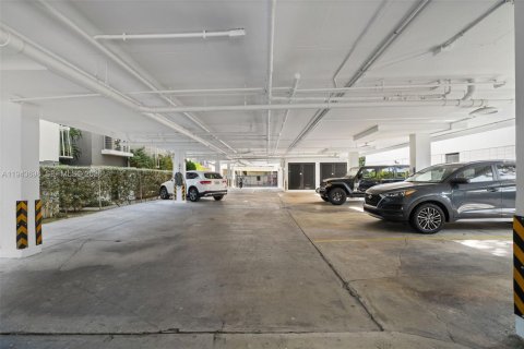 Condo in Miami Beach, Florida, 1 bedroom  № 2000562 - photo 21