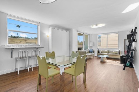 Condo in Miami Beach, Florida, 1 bedroom  № 2000562 - photo 7