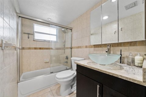 Condo in Miami Beach, Florida, 1 bedroom  № 2000562 - photo 16