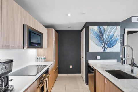 Condo in Fort Lauderdale, Florida, 2 bedrooms № 1979522 - photo 1