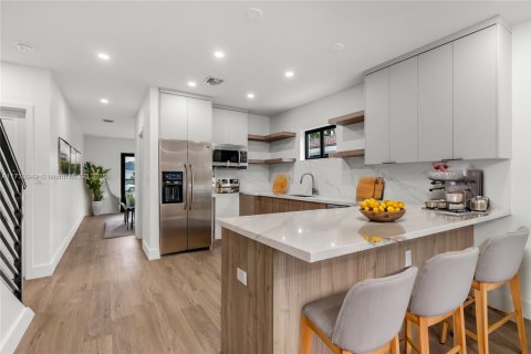 Propiedad comercial en venta en Miami, Florida, 414.16 m2 № 1480327 - foto 12
