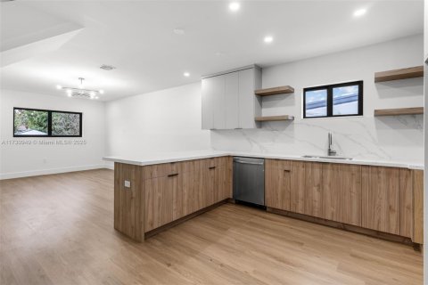 Propiedad comercial en venta en Miami, Florida, 414.16 m2 № 1480327 - foto 9