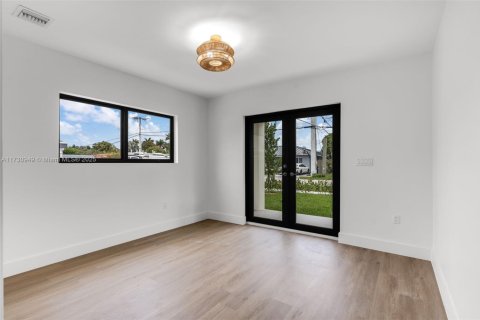 Propiedad comercial en venta en Miami, Florida, 414.16 m2 № 1480327 - foto 16