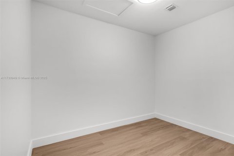 Propiedad comercial en venta en Miami, Florida, 414.16 m2 № 1480327 - foto 29