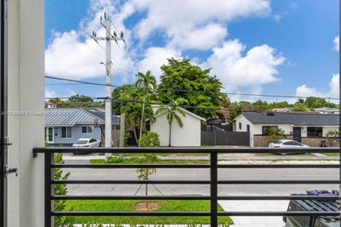 Propiedad comercial en venta en Miami, Florida, 414.16 m2 № 1480327 - foto 22