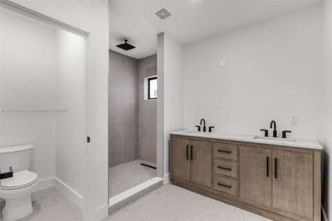 Propiedad comercial en venta en Miami, Florida, 414.16 m2 № 1480327 - foto 24
