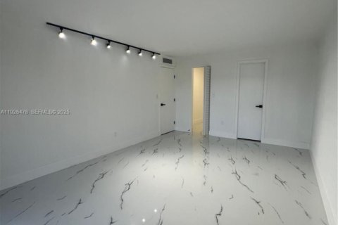 Townhouse in Miami, Florida 2 bedrooms, 124.95 sq.m. № 1985731 - photo 22