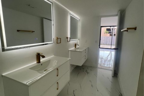 Townhouse in Miami, Florida 2 bedrooms, 124.95 sq.m. № 1985731 - photo 17