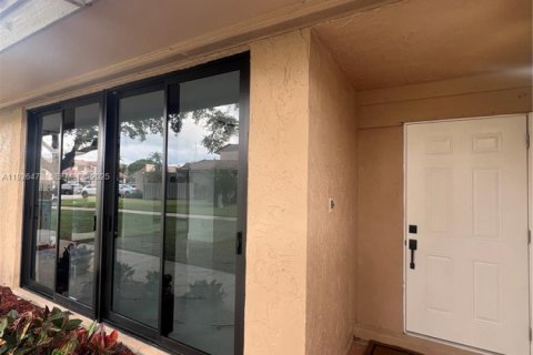 Townhouse in Miami, Florida 2 bedrooms, 124.95 sq.m. № 1985731 - photo 4