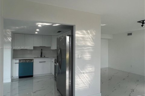 Townhouse in Miami, Florida 2 bedrooms, 124.95 sq.m. № 1985731 - photo 12