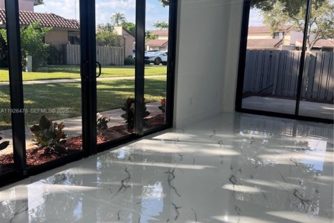 Townhouse in Miami, Florida 2 bedrooms, 124.95 sq.m. № 1985731 - photo 5