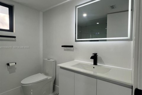 Townhouse in Miami, Florida 2 bedrooms, 124.95 sq.m. № 1985731 - photo 20
