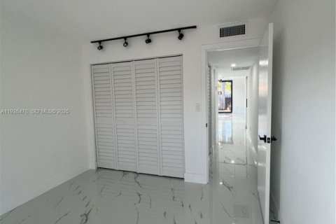 Townhouse in Miami, Florida 2 bedrooms, 124.95 sq.m. № 1985731 - photo 25