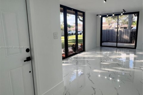 Townhouse in Miami, Florida 2 bedrooms, 124.95 sq.m. № 1985731 - photo 8