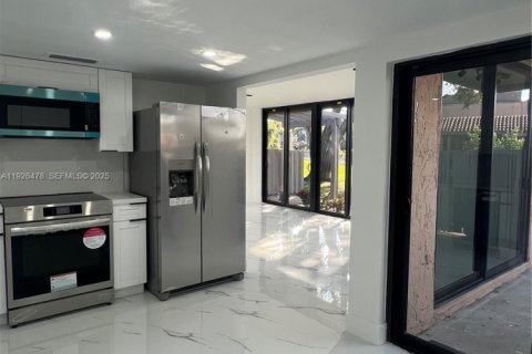 Townhouse in Miami, Florida 2 bedrooms, 124.95 sq.m. № 1985731 - photo 10