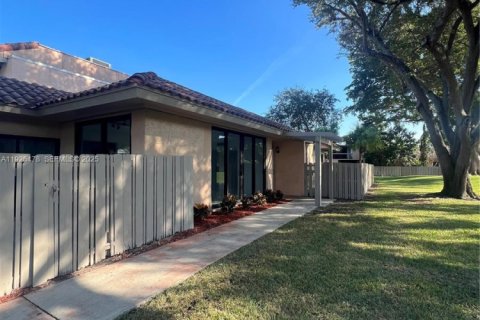 Townhouse in Miami, Florida 2 bedrooms, 124.95 sq.m. № 1985731 - photo 1