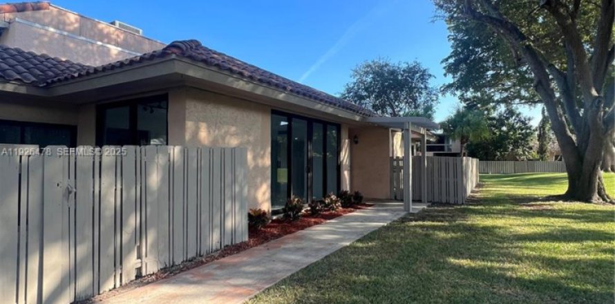 Townhouse in Miami, Florida 2 bedrooms, 124.95 sq.m. № 1985731