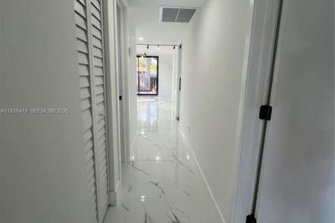 Townhouse in Miami, Florida 2 bedrooms, 124.95 sq.m. № 1985731 - photo 13