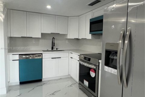 Townhouse in Miami, Florida 2 bedrooms, 124.95 sq.m. № 1985731 - photo 11