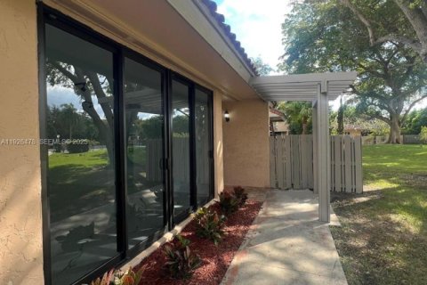 Townhouse in Miami, Florida 2 bedrooms, 124.95 sq.m. № 1985731 - photo 2