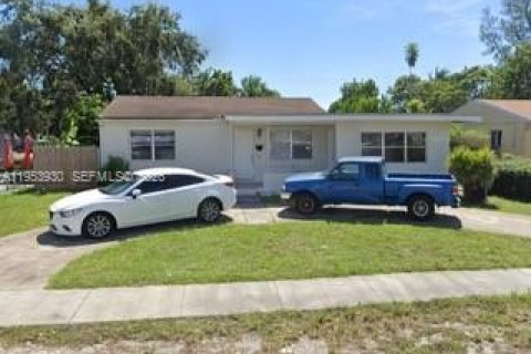 House in North Miami, Florida 2 bedrooms, 134.8 sq.m. № 2010977 - photo 1