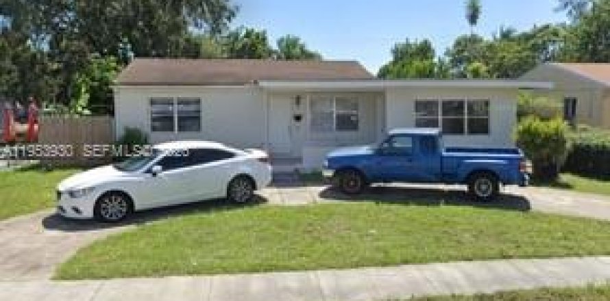 House in North Miami, Florida 2 bedrooms, 134.8 sq.m. № 2010977