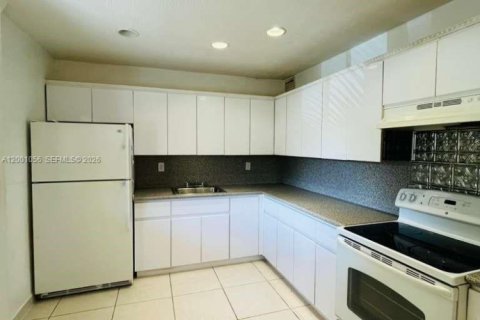 Снять в аренду квартиру в Халландейл-Бич, Флорида 2 спальни, 756.22м2, № 2065309 - фото 2