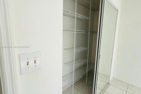 Снять в аренду квартиру в Халландейл-Бич, Флорида 2 спальни, 756.22м2, № 2065309 - фото 3