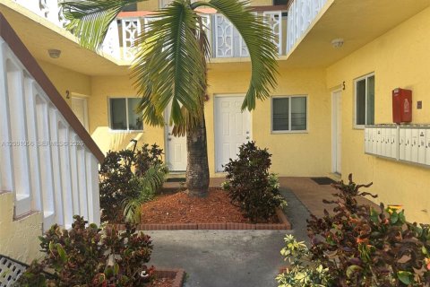 Квартира в Халландейл-Бич, Флорида 2 спальни, 756.22м2 № 2065309