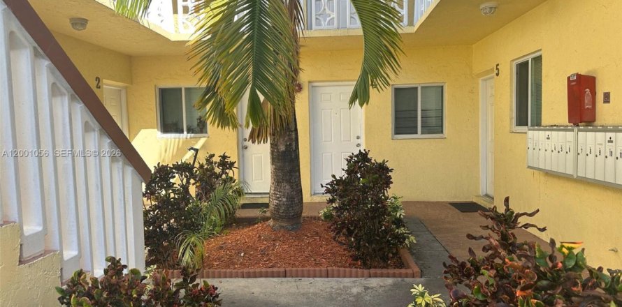 Квартира в Халландейл-Бич, Флорида 2 спальни, 756.22м2 № 2065309