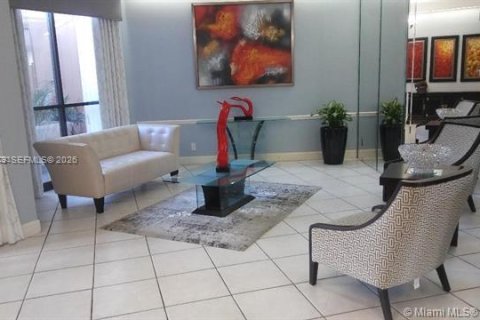 Copropriété à vendre à Pembroke Pines, Floride: 2 chambres, 102.19 m2 № 2040937 - photo 2