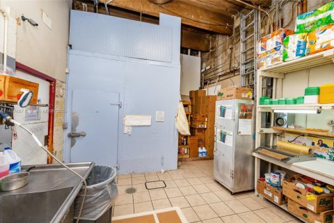 Commercial property in Miami, Florida № 1960479 - photo 13