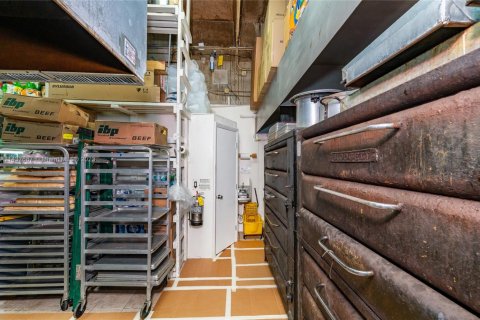 Commercial property in Miami, Florida № 1960479 - photo 17
